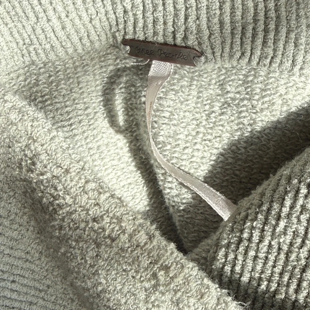 Free People Light Gray Turtleneck Sweater Women’s Size Large Cozy Knit - Picture 2 of 8
